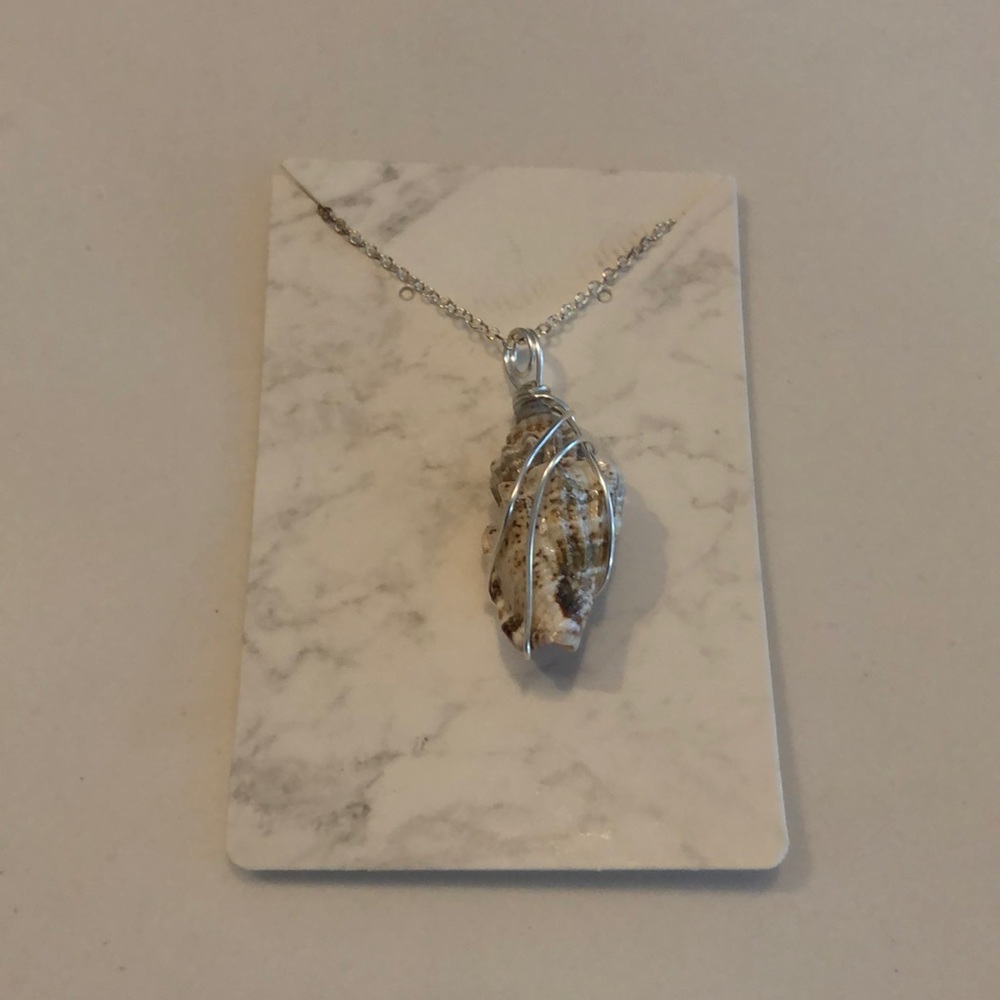 Handmade nwt silver wire wrapped shell necklace